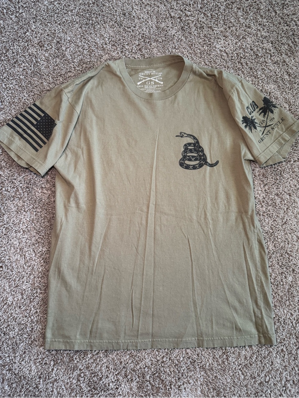 Gildan Men’s Olive Green Graphic T-Shirt with Snake Print